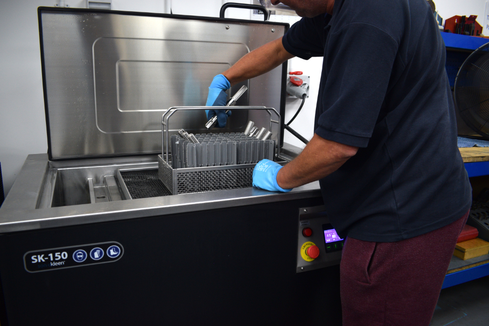 Emptying the central cavity from ultrasonic cleaning fluid